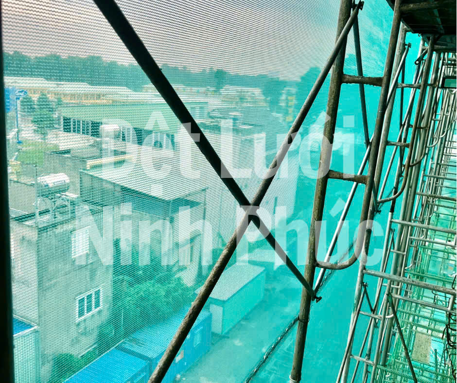 Lưới bao che công trình nhìn từ phía trong công trình