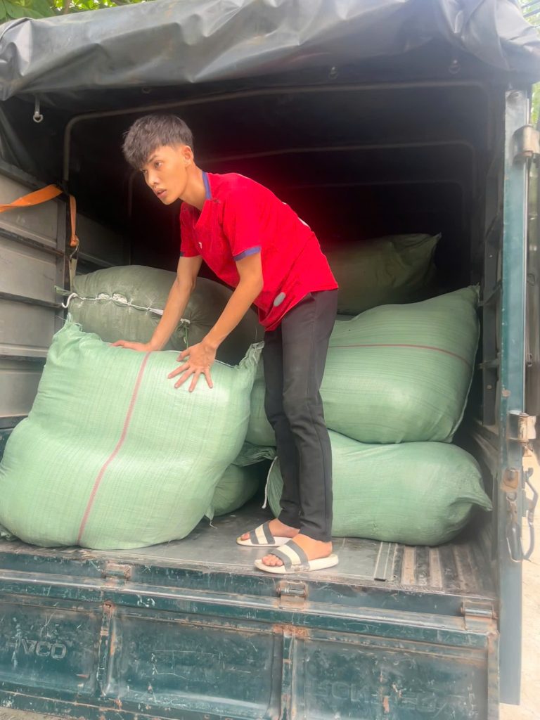Giao lưới container đến khách hàng
