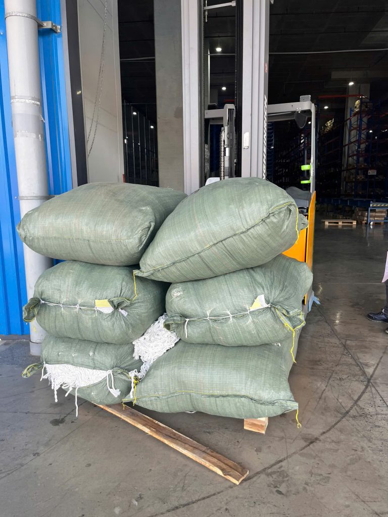 Đóng gói lưới container theo số lượng 50 cái/bao